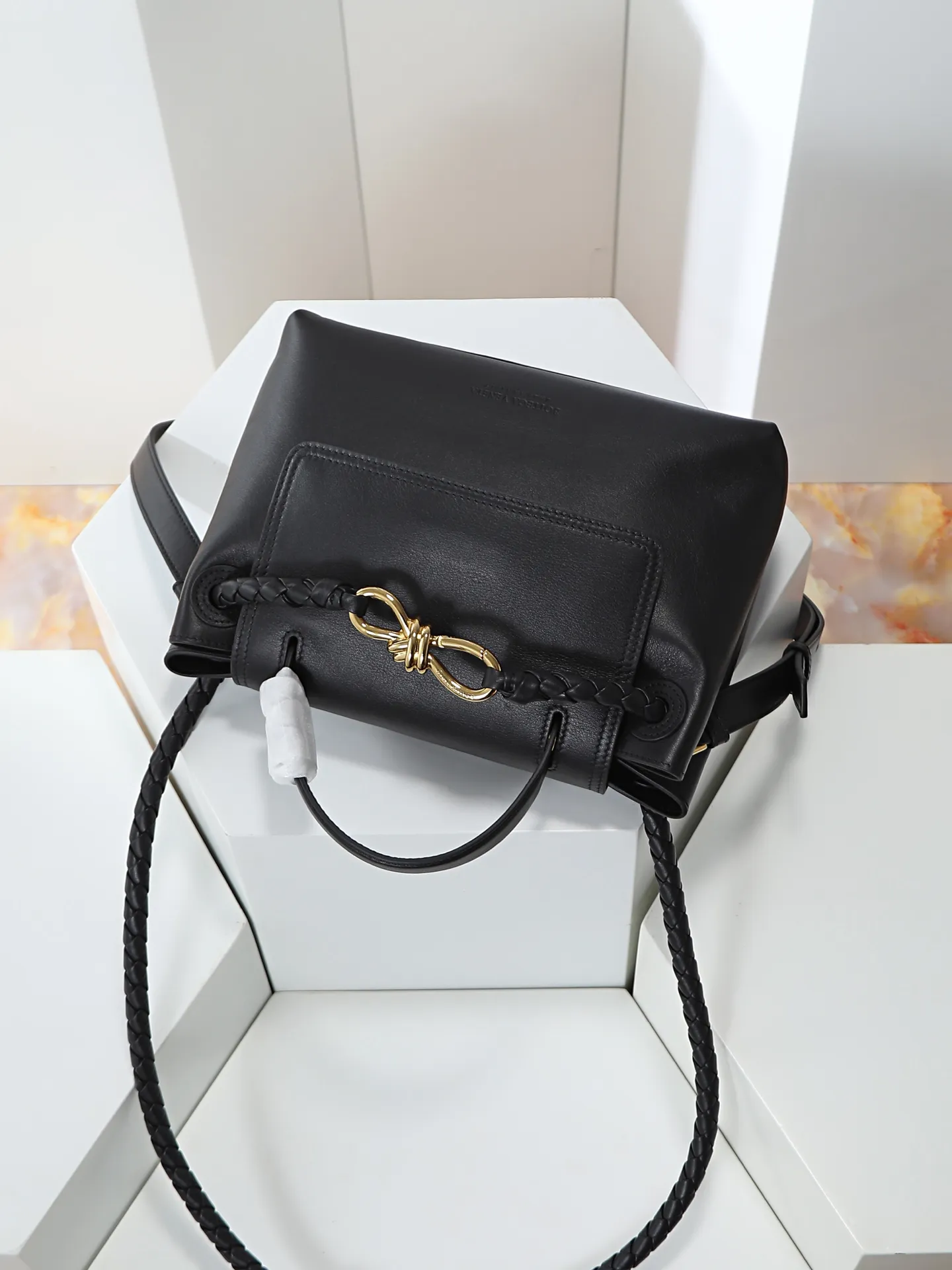 1150. Bottega Veneta's latest Ciao Ciao bag is a two-way flap handbag in silky cowhide, decorated with signature twist details, hidden hook closure, the flap can be fastened to the front, or connected to the INTRECCIATO woven internal pocket, with an adjustable and removable crossbody strap, an internal compartment, and a zippered pocket. The surprise flap has various shapes. Style 1 - Cover the bag surface, exposing the knot and knot decoration. Style 2 - Place the flap inside the bag. A buckle is also designed. Style 3 - The U-shaped position of the top handle in the hand bag. Style No.: 835835 Size: 26*19*10.5cm